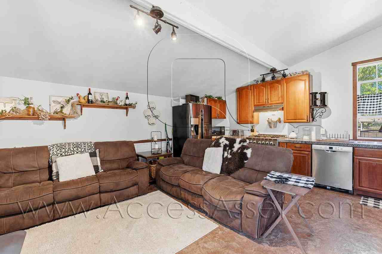 17700 Rodeo Rd - Photo 3 of 30
