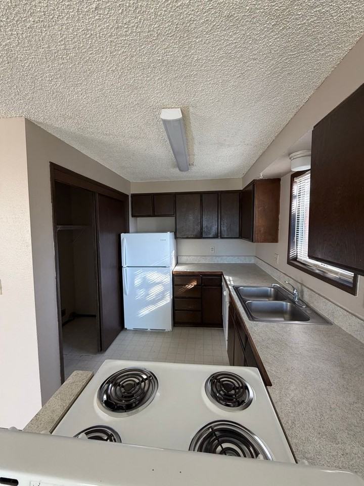1847 Dawn Ct - Photo 2 of 9