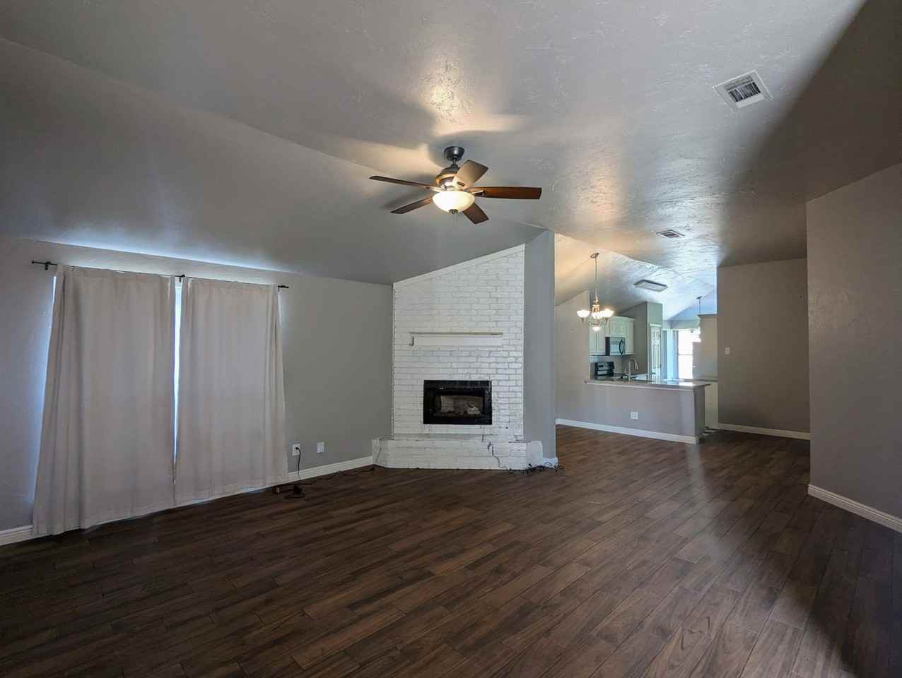 1005 Valley Ct - Photo 2 of 13
