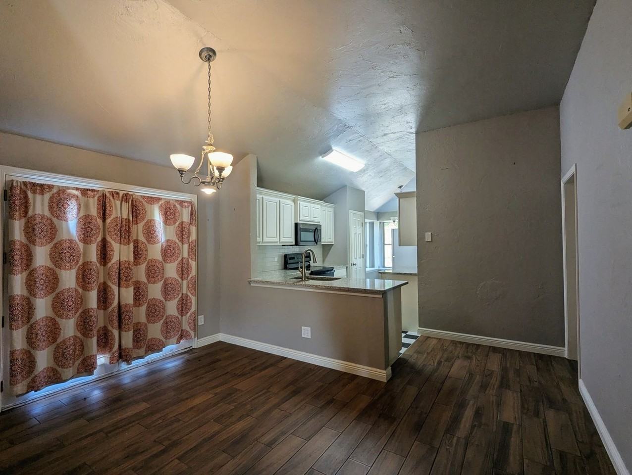 1005 Valley Ct - Photo 4 of 13