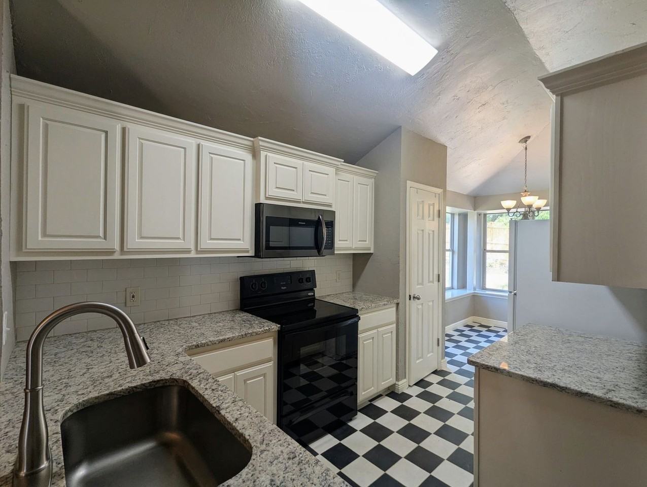 1005 Valley Ct - Photo 5 of 13