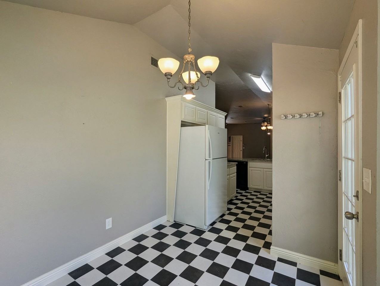 1005 Valley Ct - Photo 6 of 13