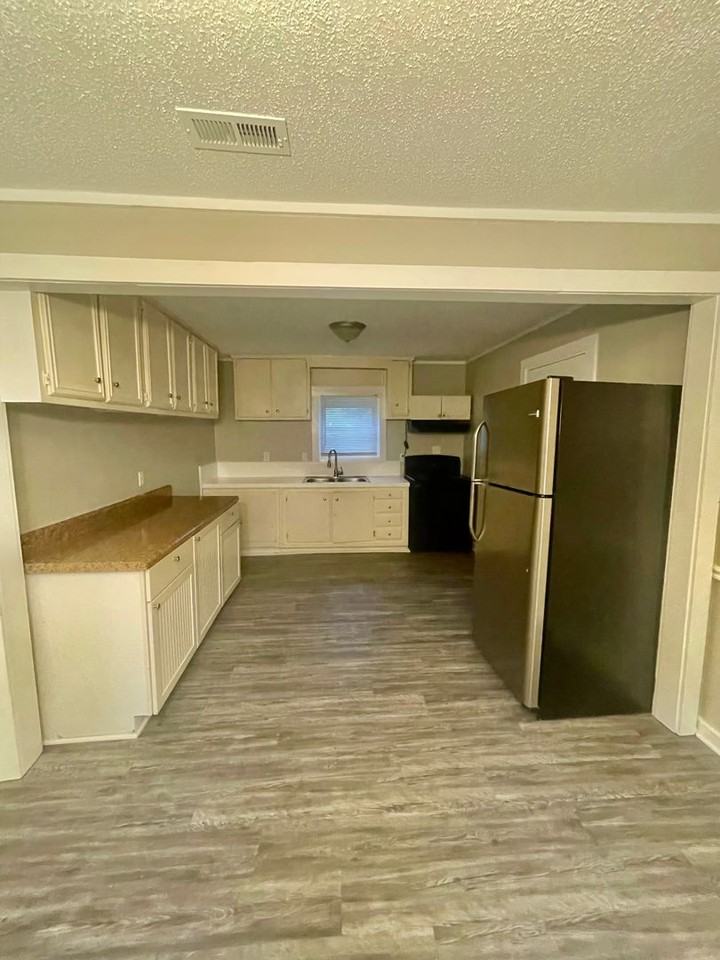 2443 Myers St - Photo 4 of 10
