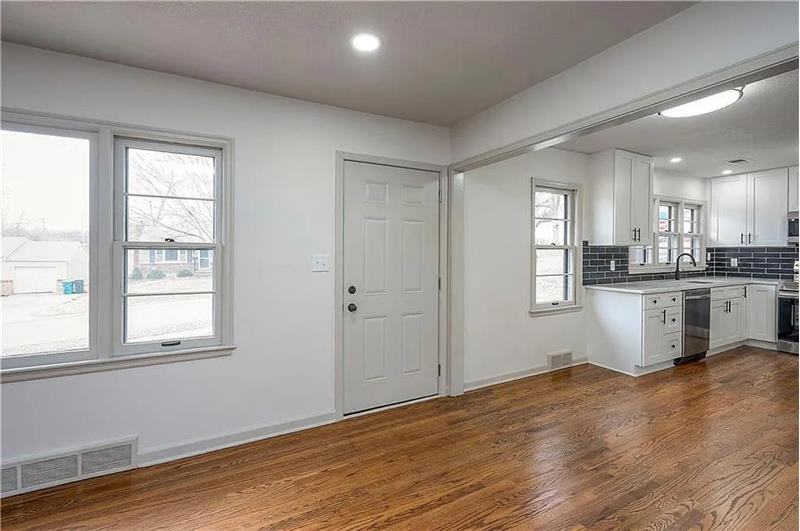 7405 Glenwood Ln - Photo 3 of 18