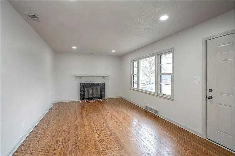 7405 Glenwood Ln - Photo 4 of 18