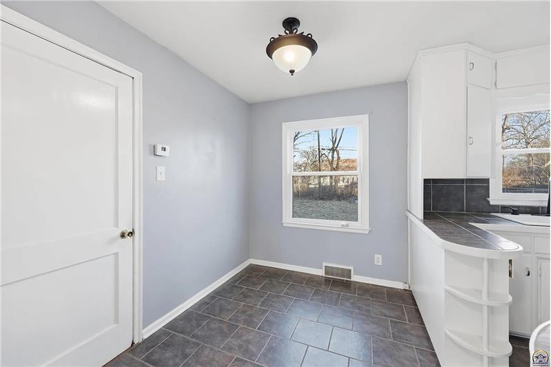 2116 Sw Plass Ave - Photo 6 of 15