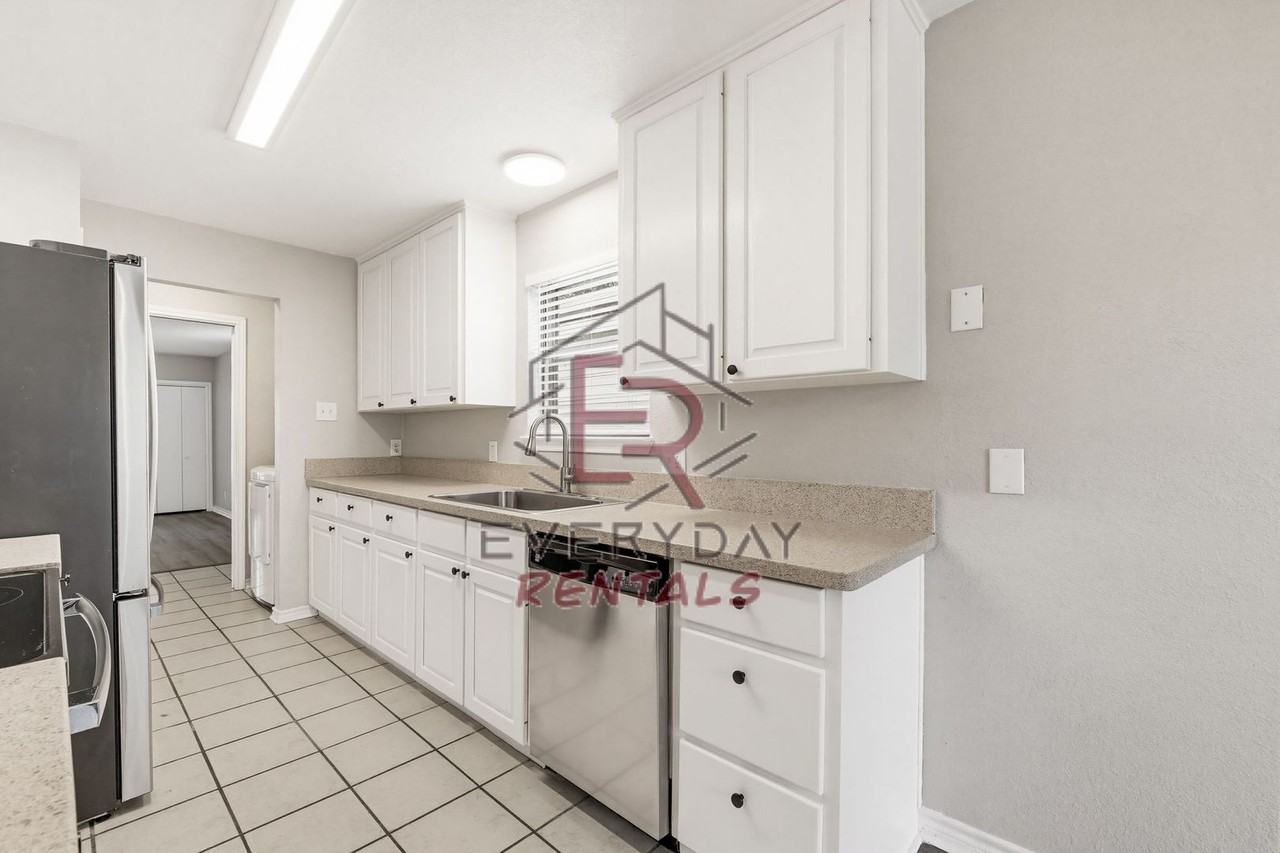 1310 Goodhue Dr - Photo 4 of 16