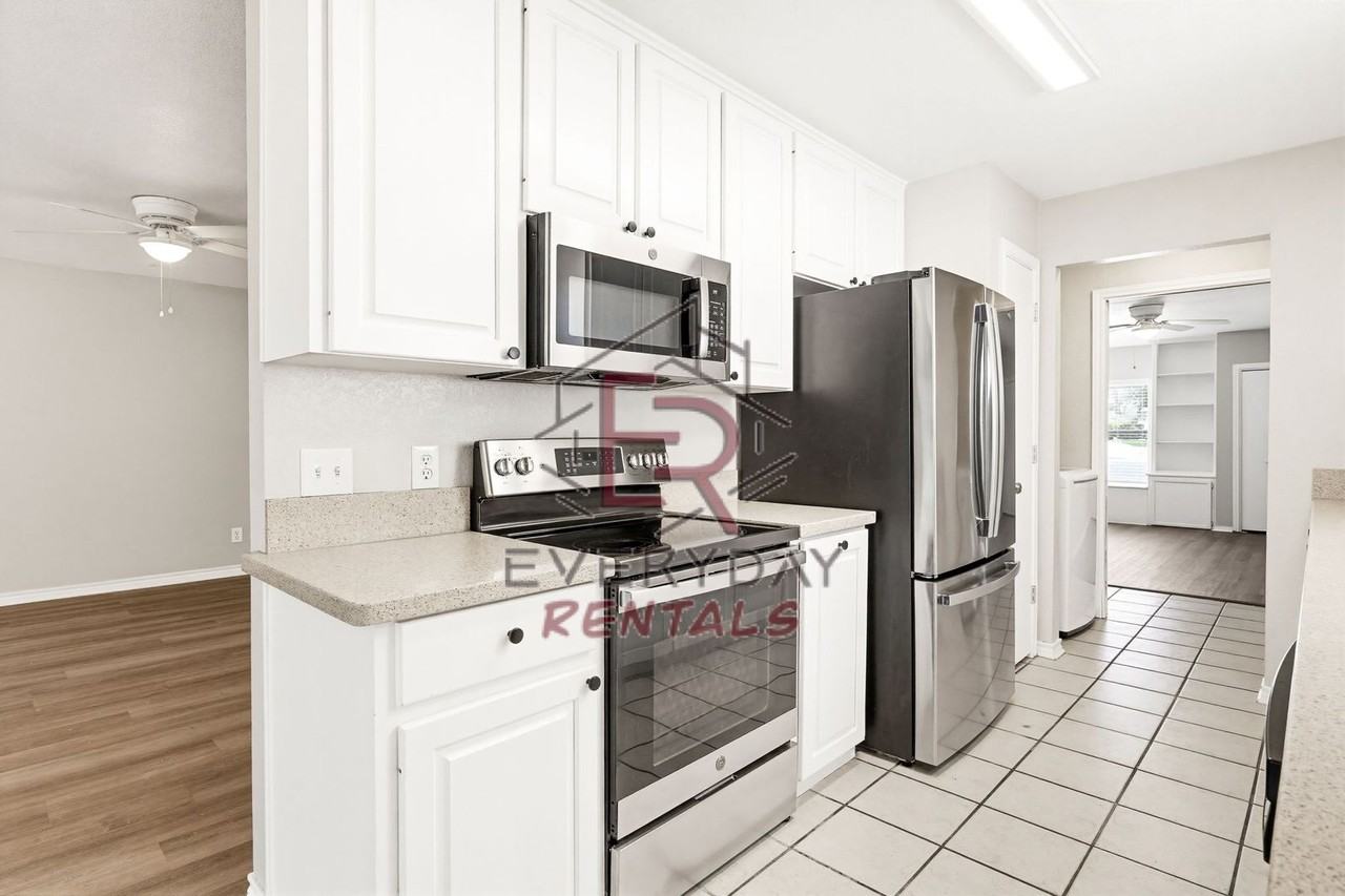 1310 Goodhue Dr - Photo 5 of 16
