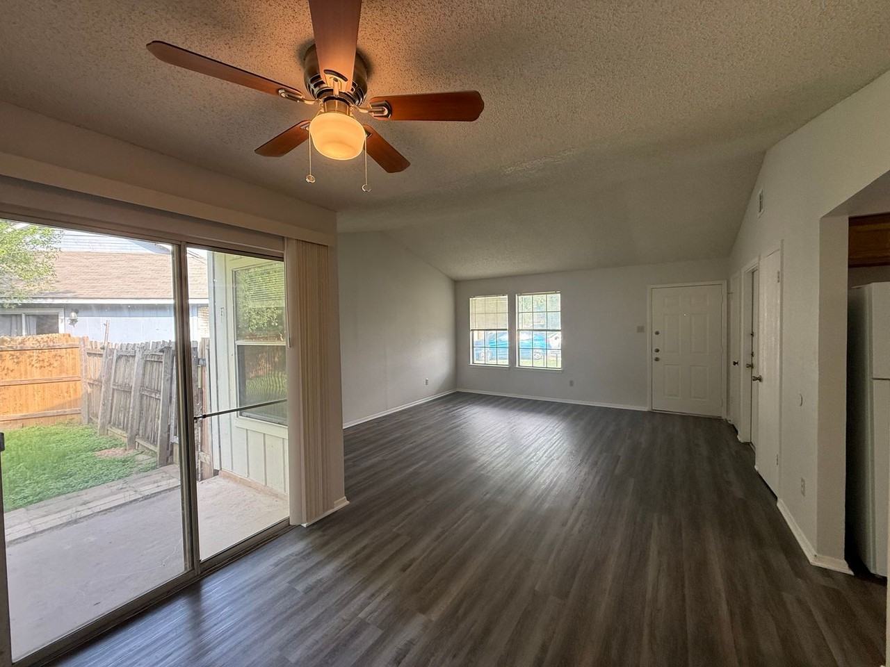 512 Willowbend Cv - Photo 3 of 11