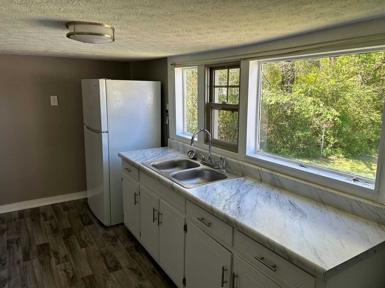 1415 Hatcher Ave Se - Photo 2 of 7