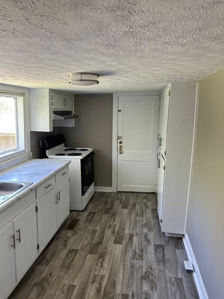1415 Hatcher Ave Se - Photo 3 of 7
