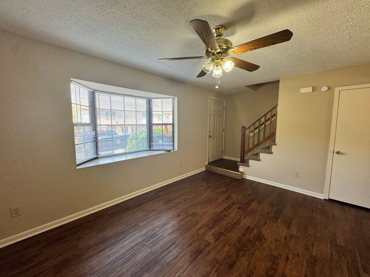 176 Kitty Hawk Sq - Photo 3 of 16