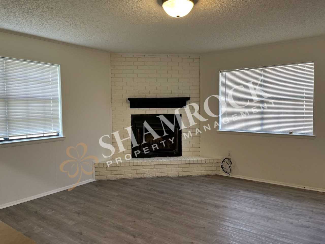 906 Lancelot Cir - Photo 2 of 8