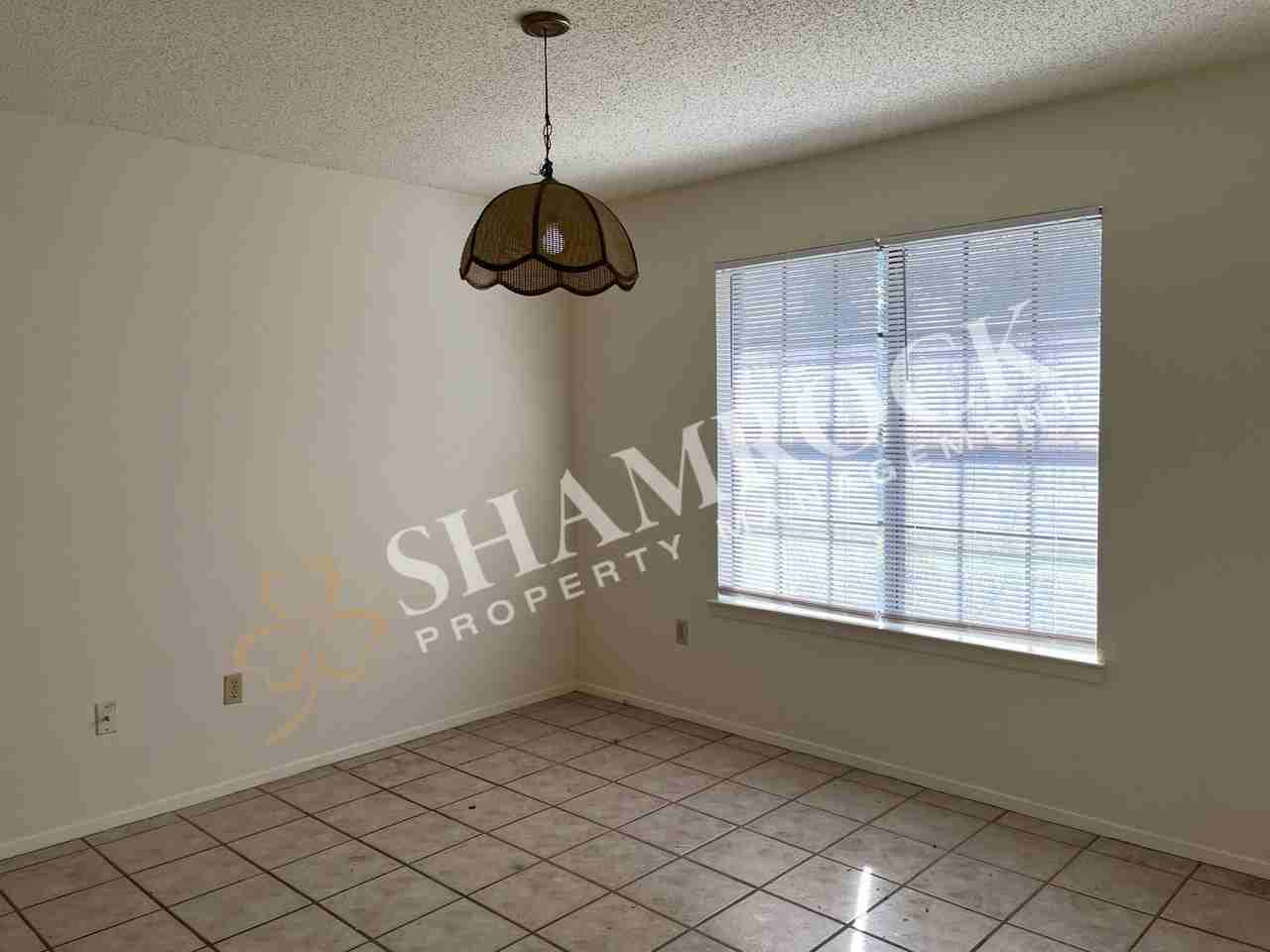 906 Lancelot Cir - Photo 3 of 8