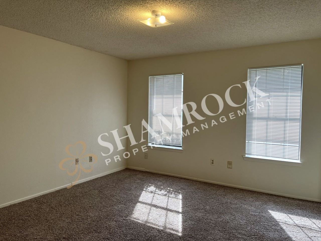 906 Lancelot Cir - Photo 4 of 8