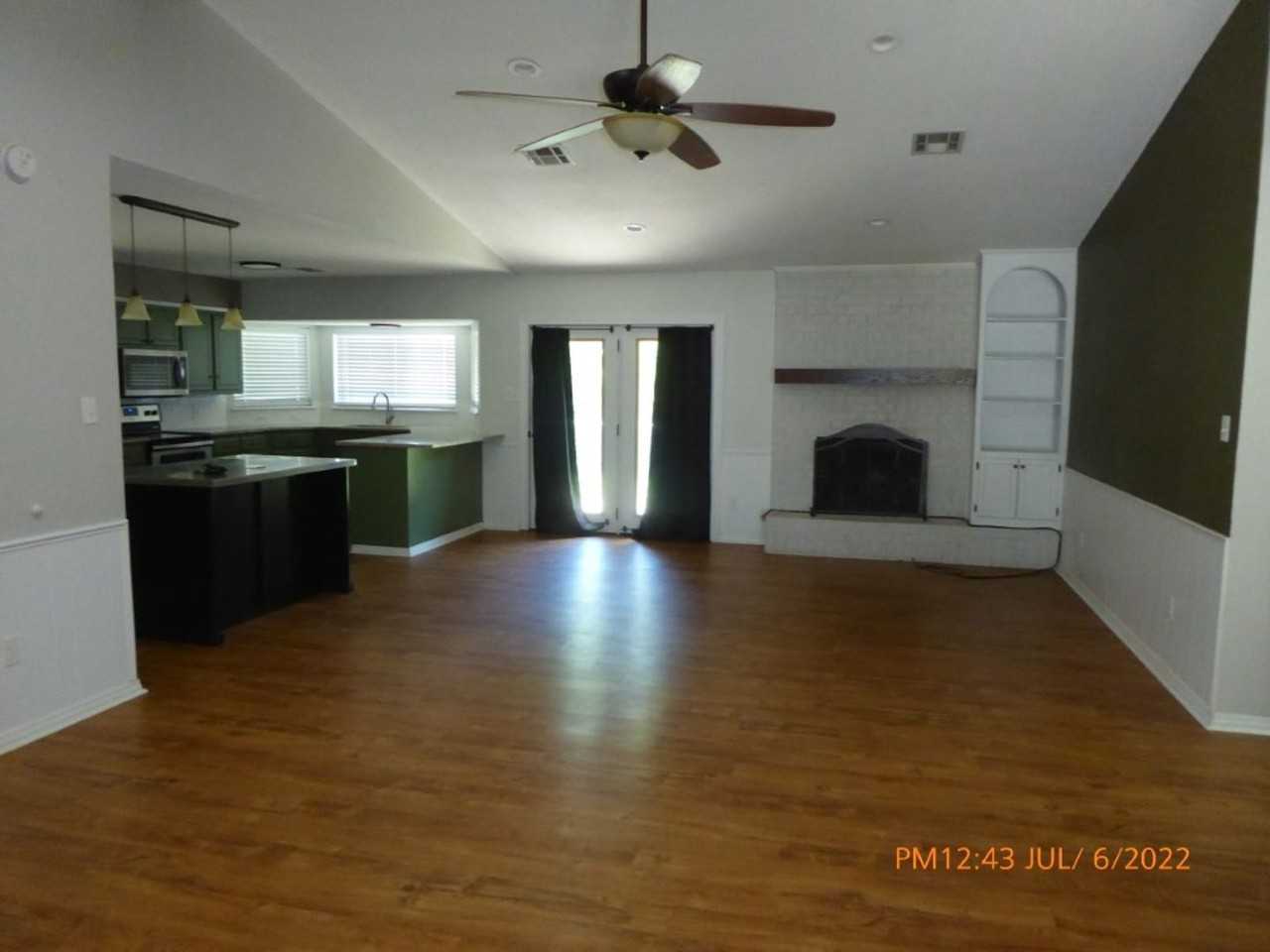 2315 Ne Village Dr - Photo 2 of 15