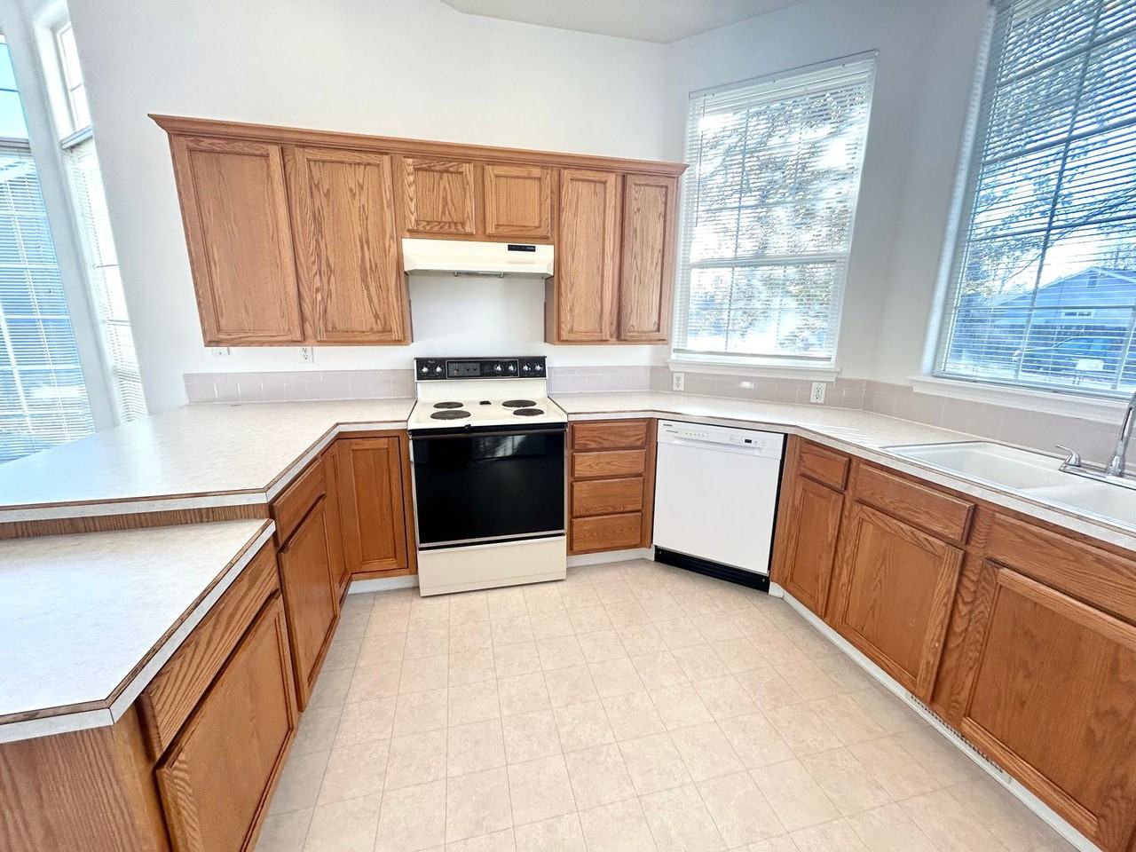 4650 N Date Palm Ave - Photo 5 of 31