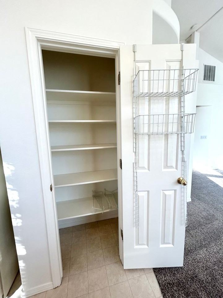 4650 N Date Palm Ave - Photo 7 of 31
