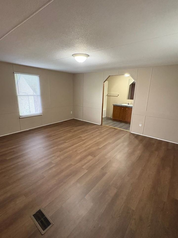 705 Williamsburg Dr - Photo 3 of 8