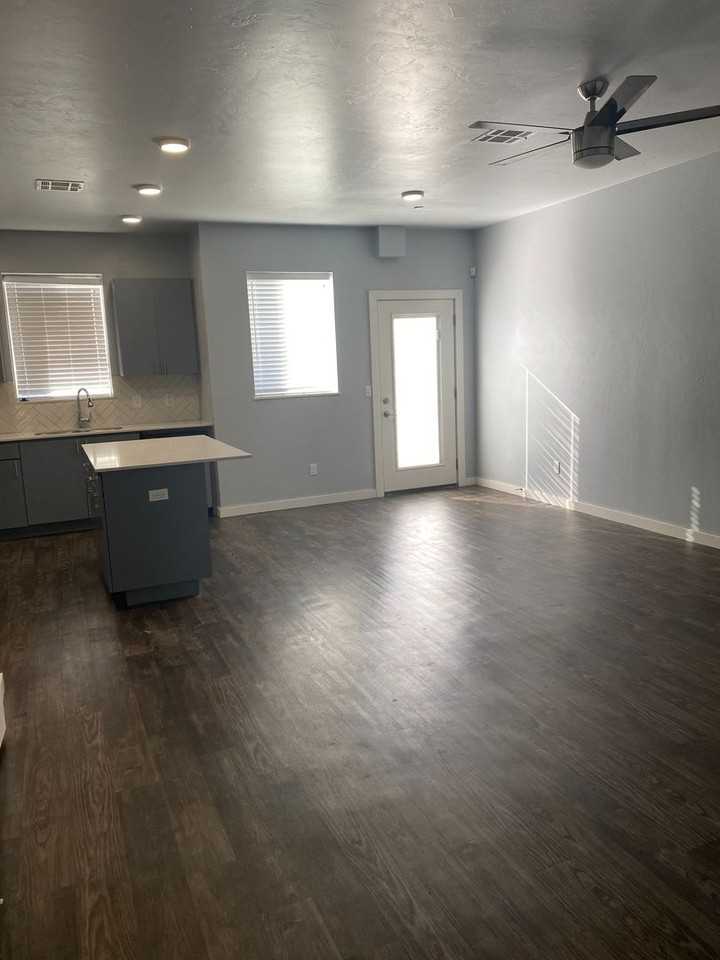 754 Sw 14th St - Photo 3 of 12