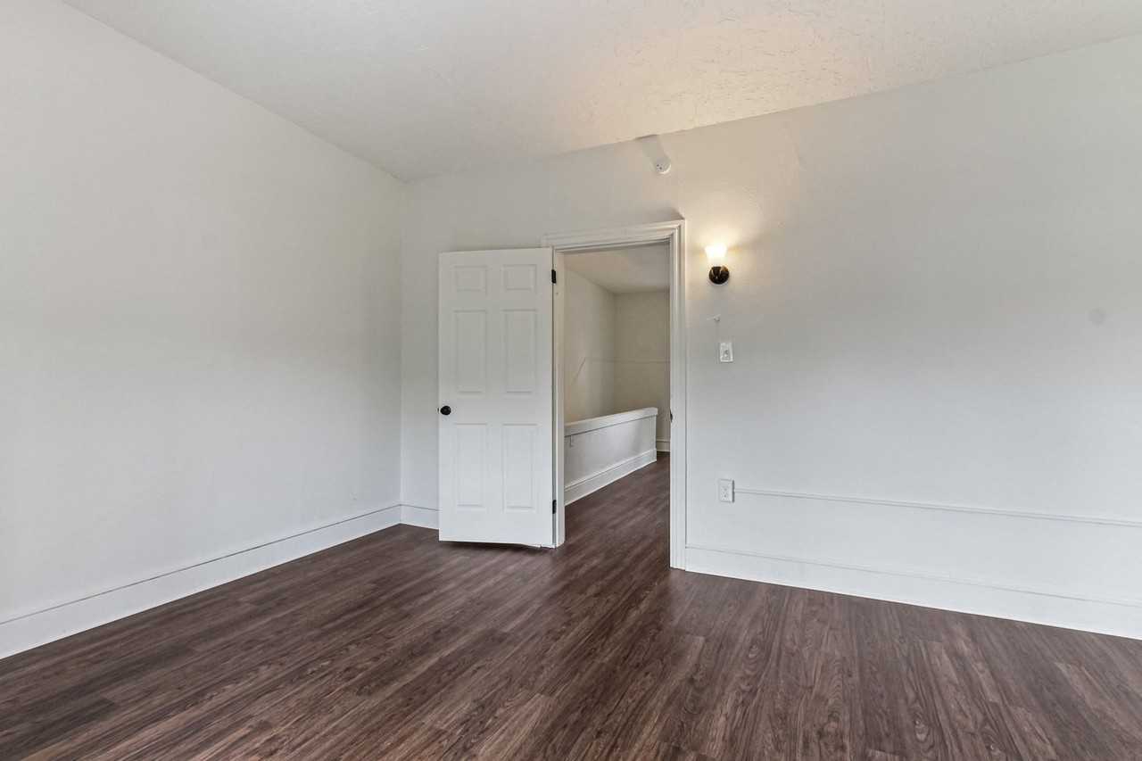 448 Pennsylvania Ave - Photo 4 of 25