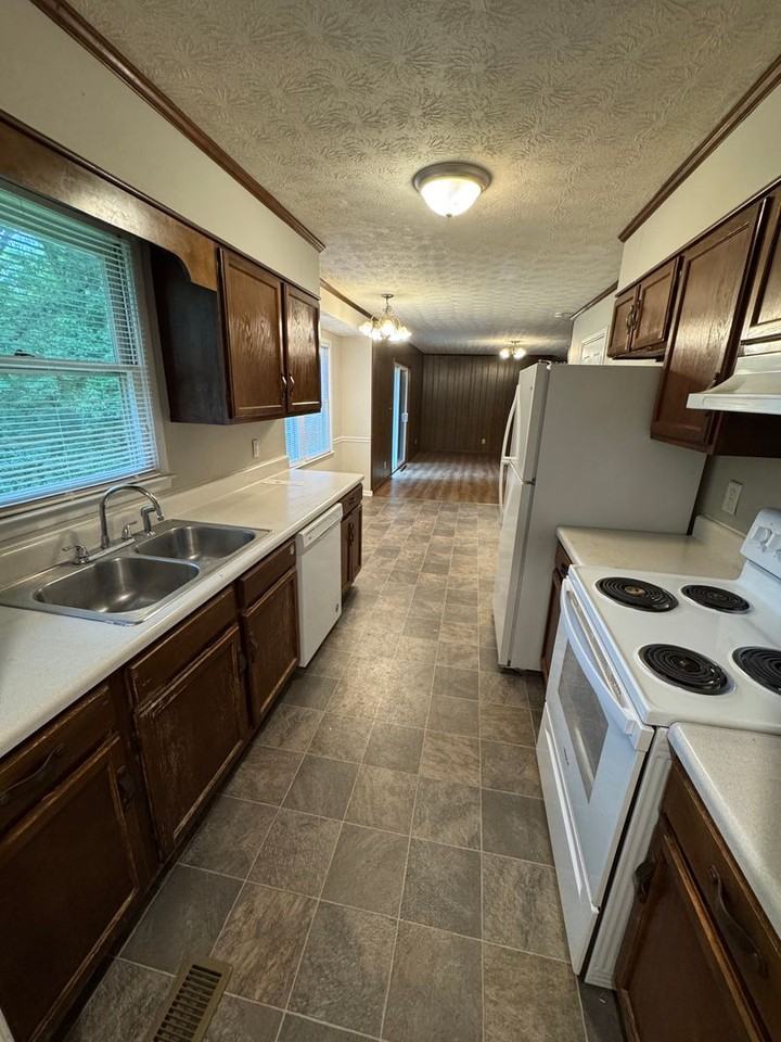 1215 Wildoak Dr - Photo 3 of 14