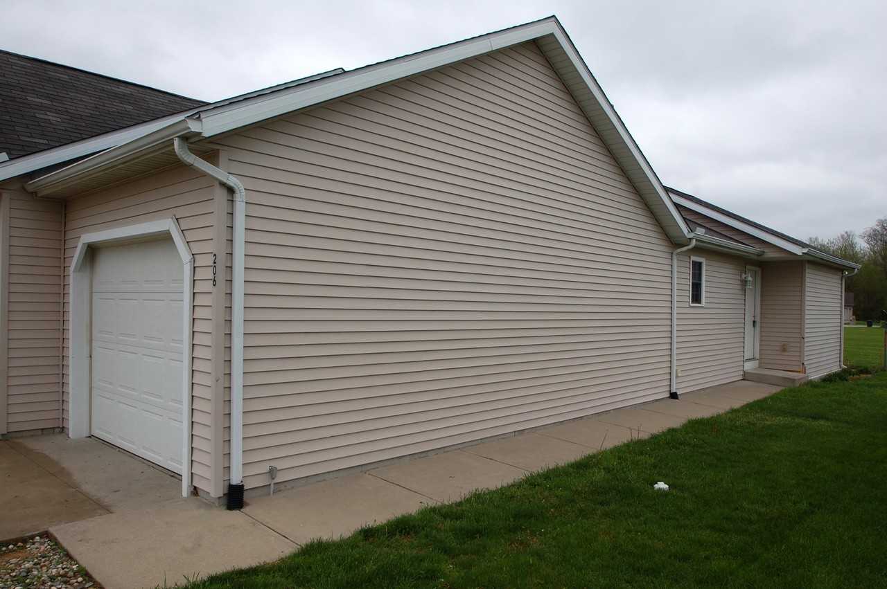 206 Tanglewood Dr - Photo 2 of 15