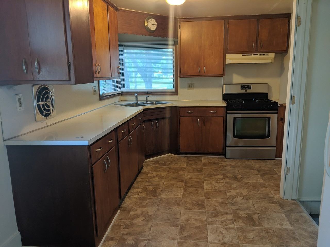 1301 Cone St - Photo 6 of 13