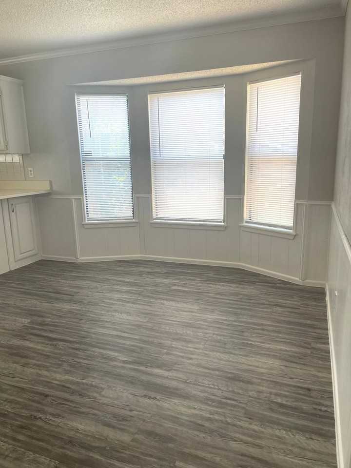 5513 95th St - Photo 3 of 12