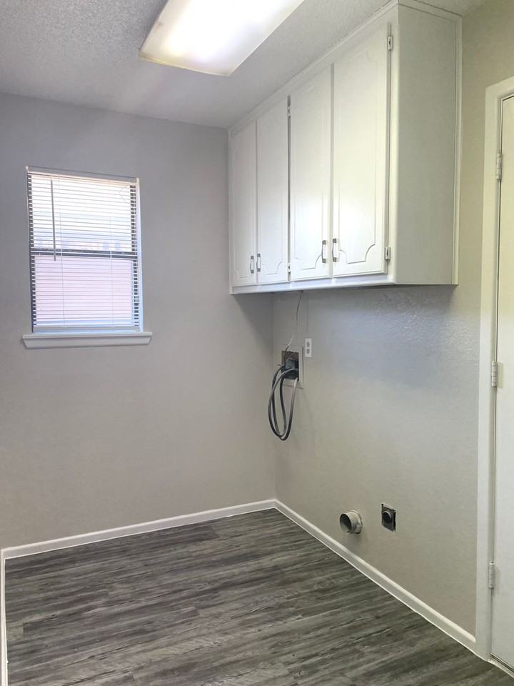 5513 95th St - Photo 6 of 12