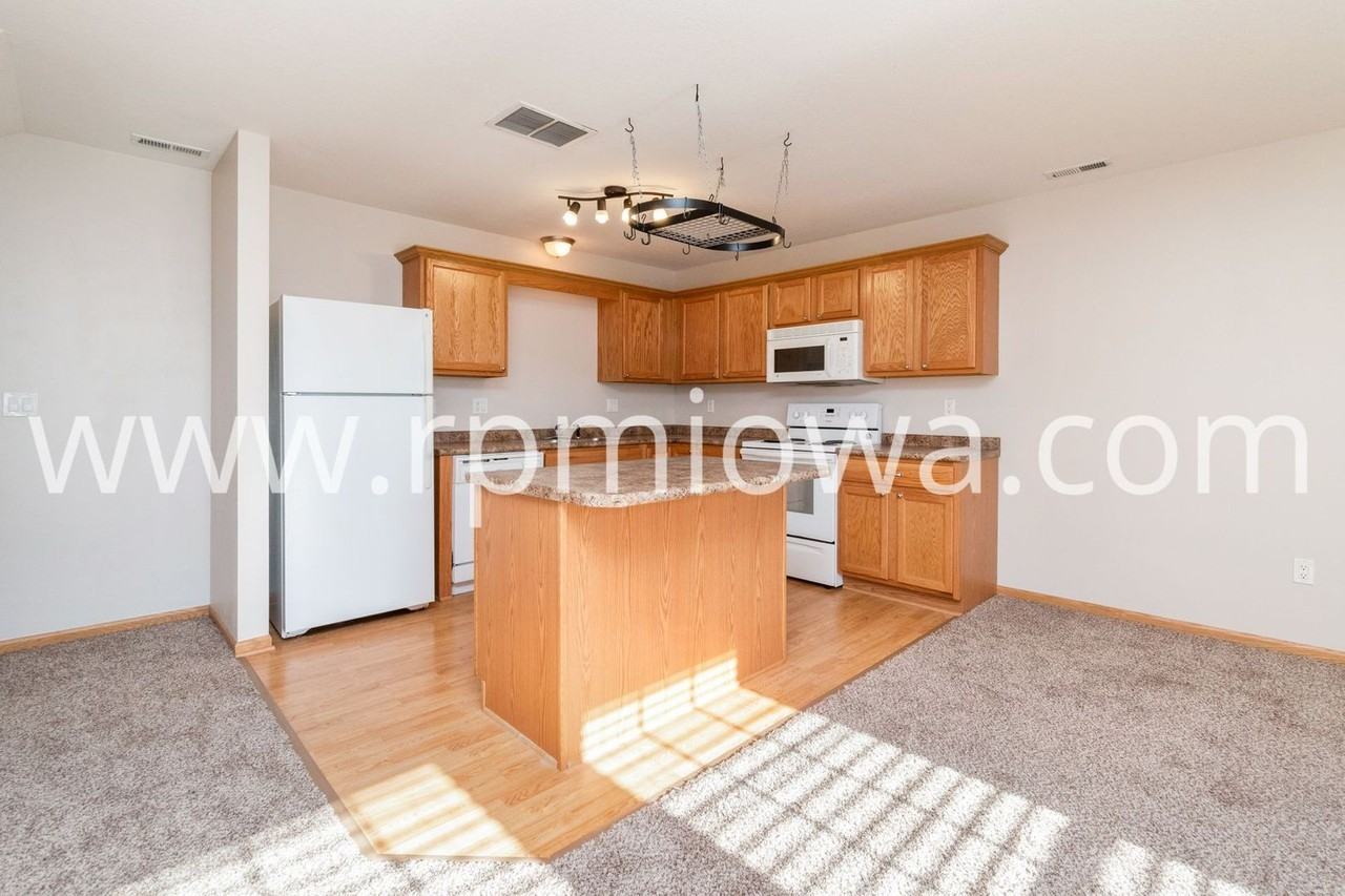 3181 Sw Sharmin Ln - Photo 2 of 16