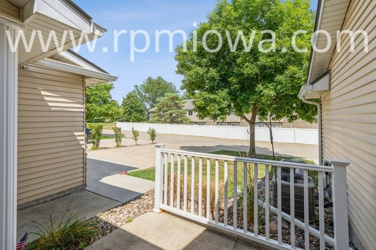 1114 Se Birch Ln - Photo 2 of 16