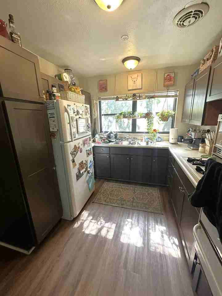 410 Essex Dr - Photo 2 of 8