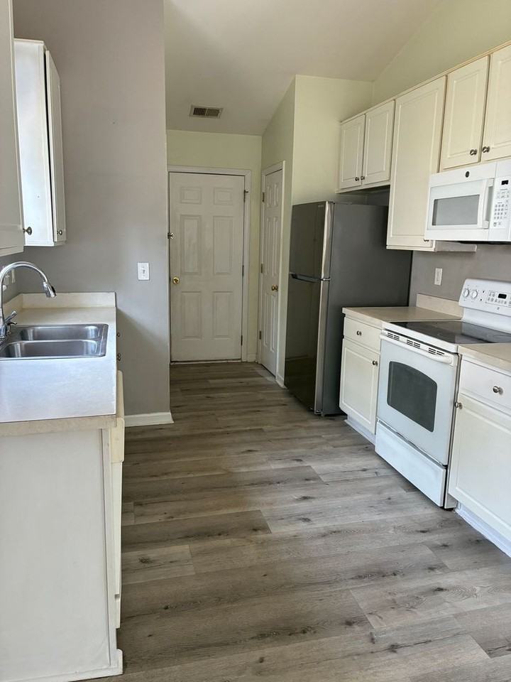 8021 Pleasant Point Ln - Photo 2 of 18