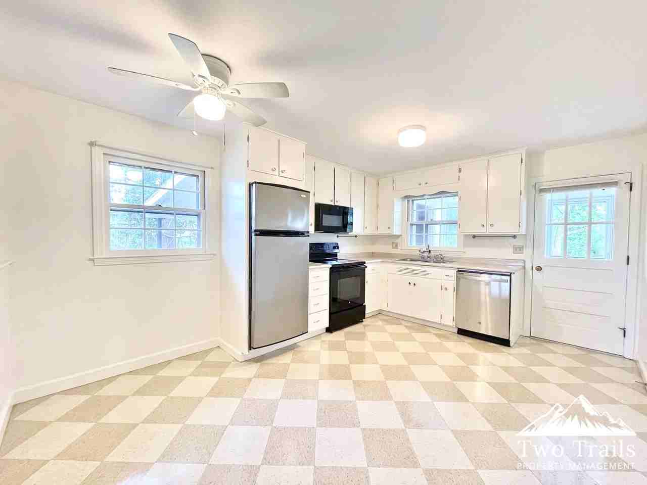 1044 Shipp St - Photo 6 of 13