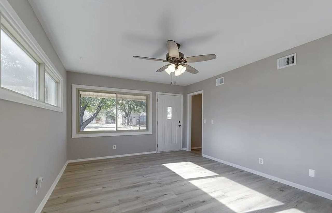 236 N Sunnyside Rd - Photo 4 of 18