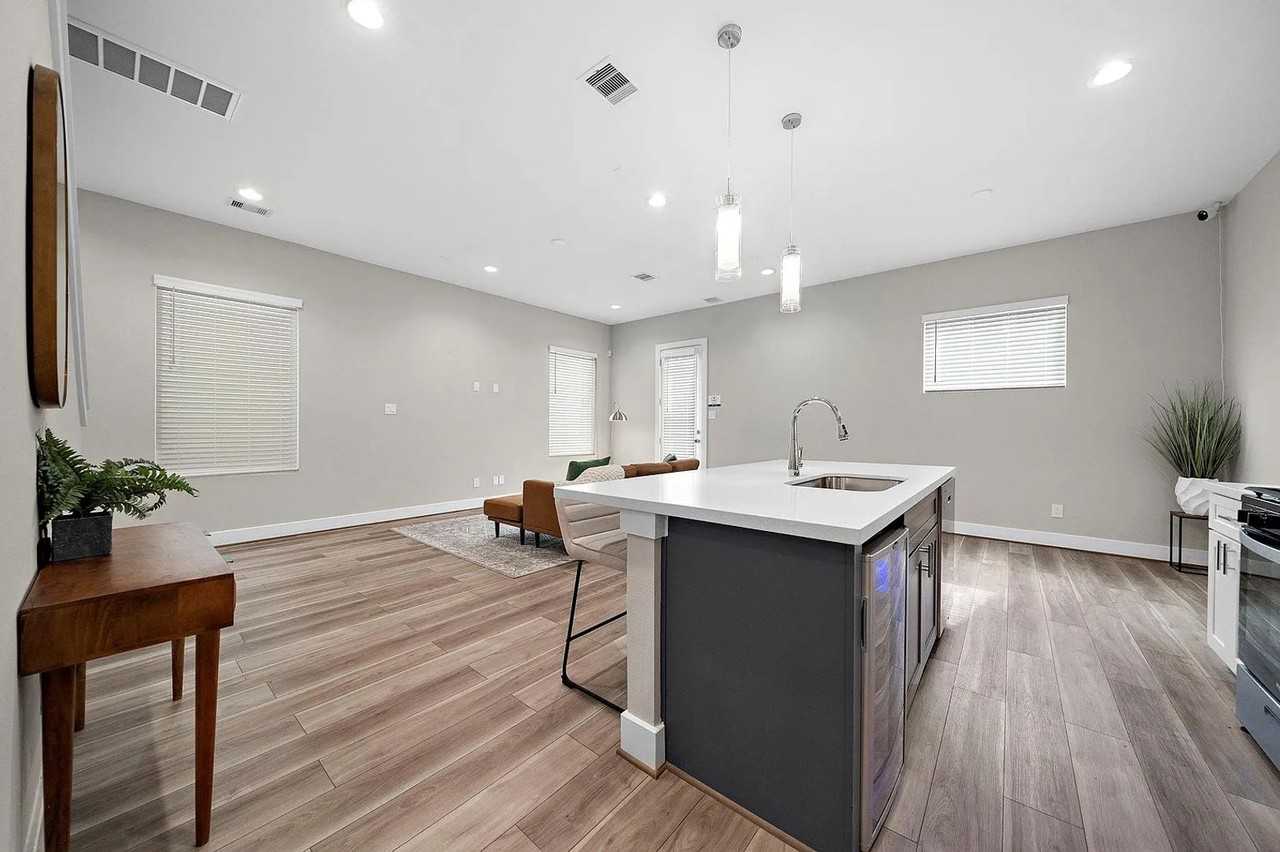 8402 Curry Rd - Photo 6 of 8