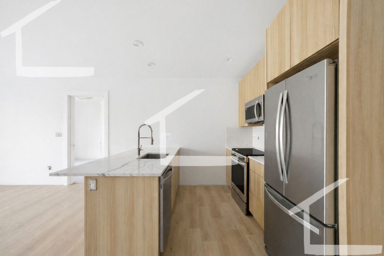 1025 Commonwealth Ave - Photo 5 of 11