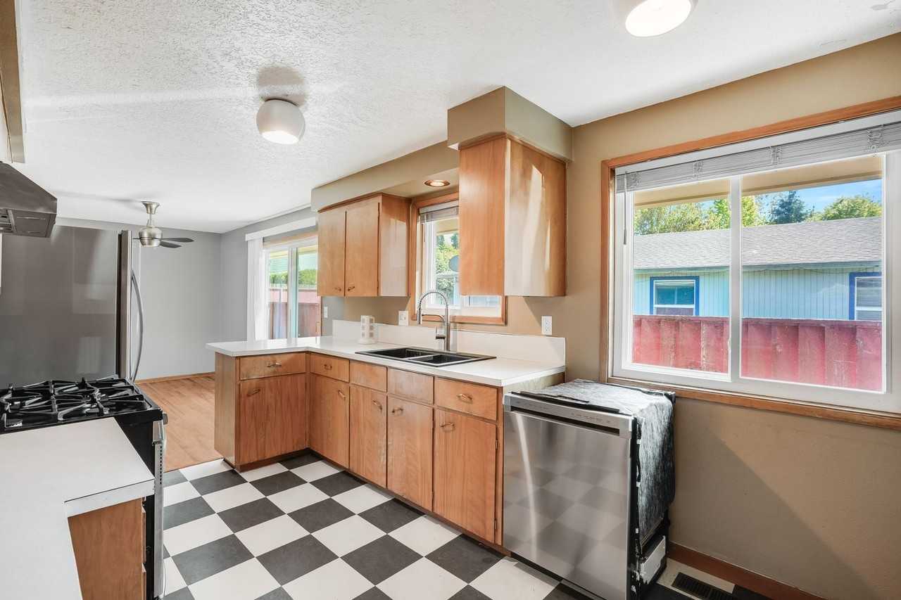 3210 Se Sherrett St - Photo 4 of 12