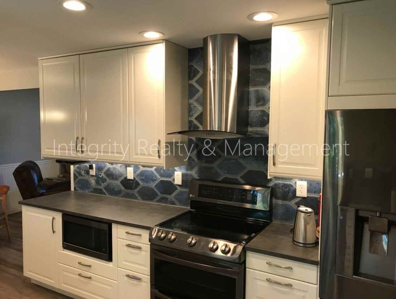 1222 W Kettle Ave - Photo 2 of 9