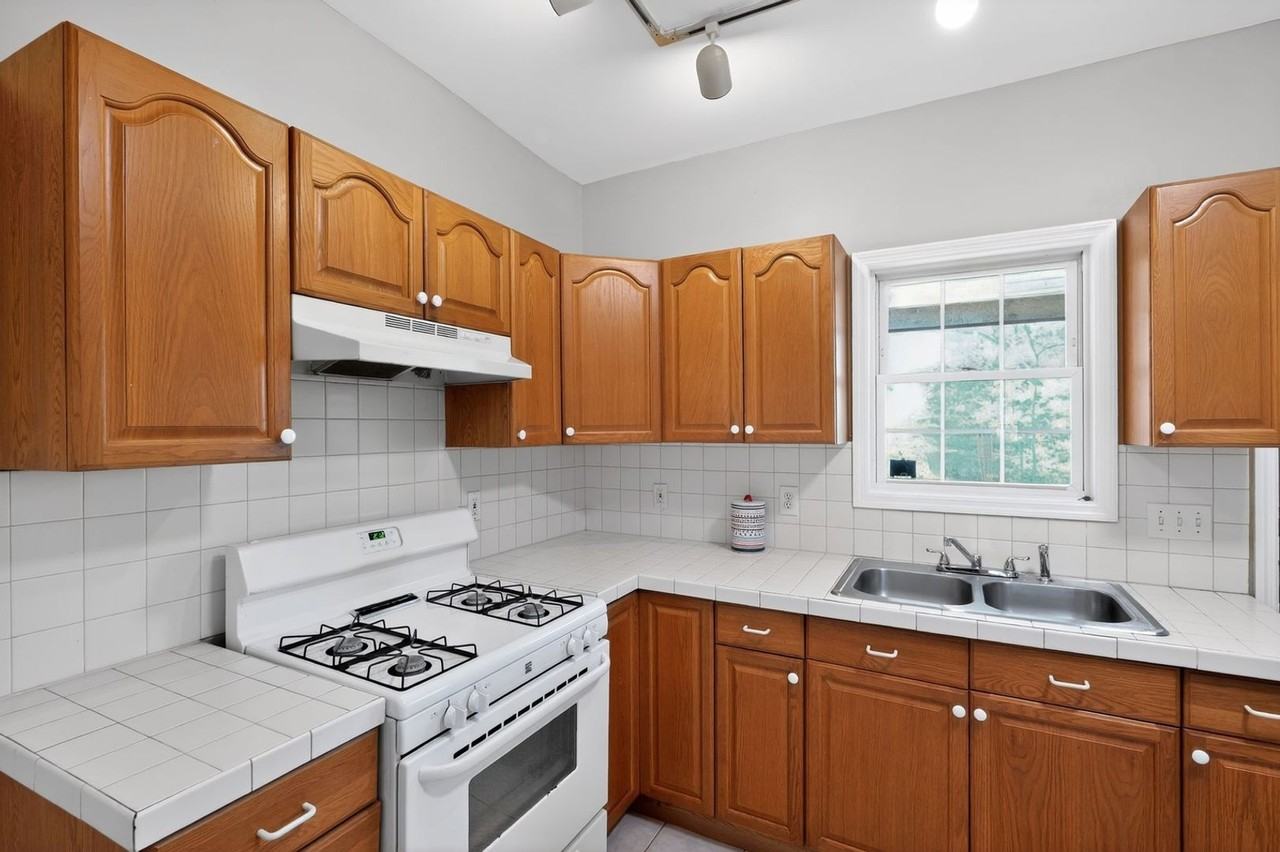 1719 Madison Ave - Photo 5 of 31