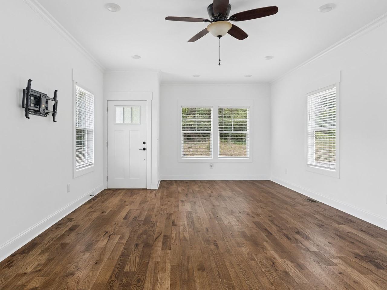 7 Railroad St - Photo 4 of 29