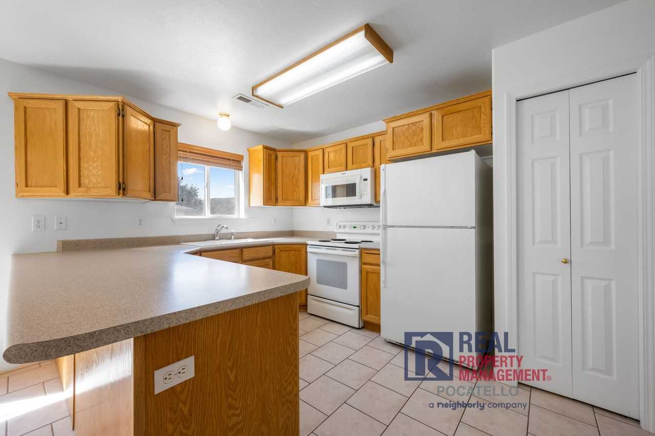4330 Henderson Ln - Photo 4 of 18