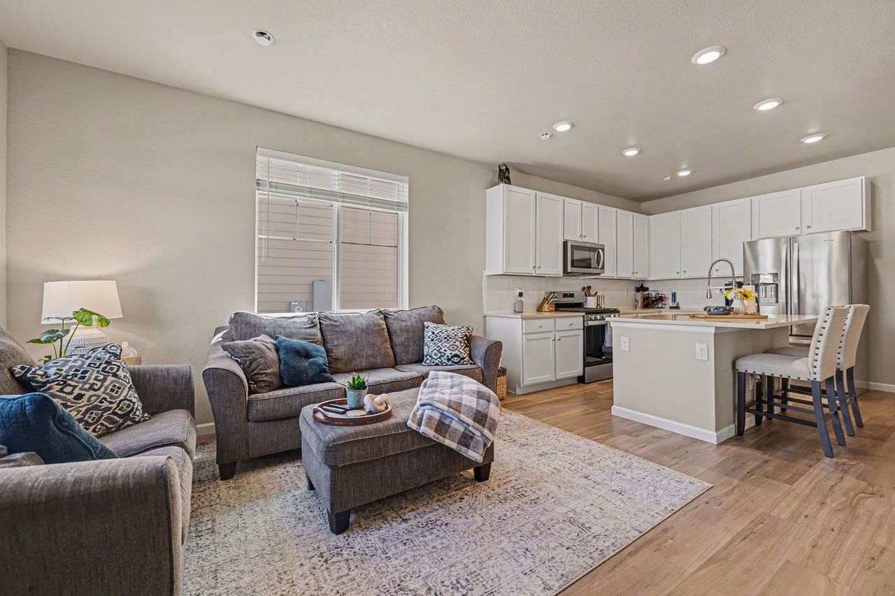 18240 Caffey Dr - Photo 3 of 20