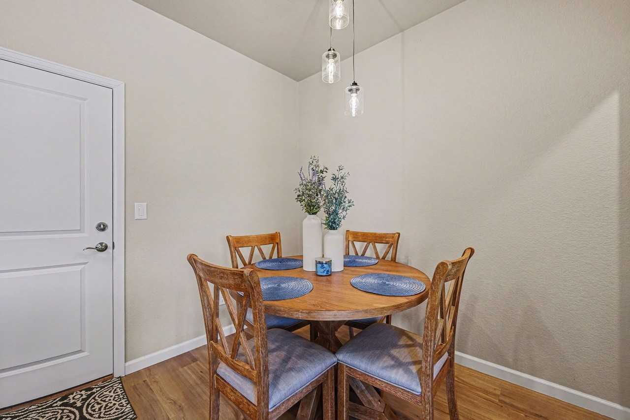 18240 Caffey Dr - Photo 4 of 20