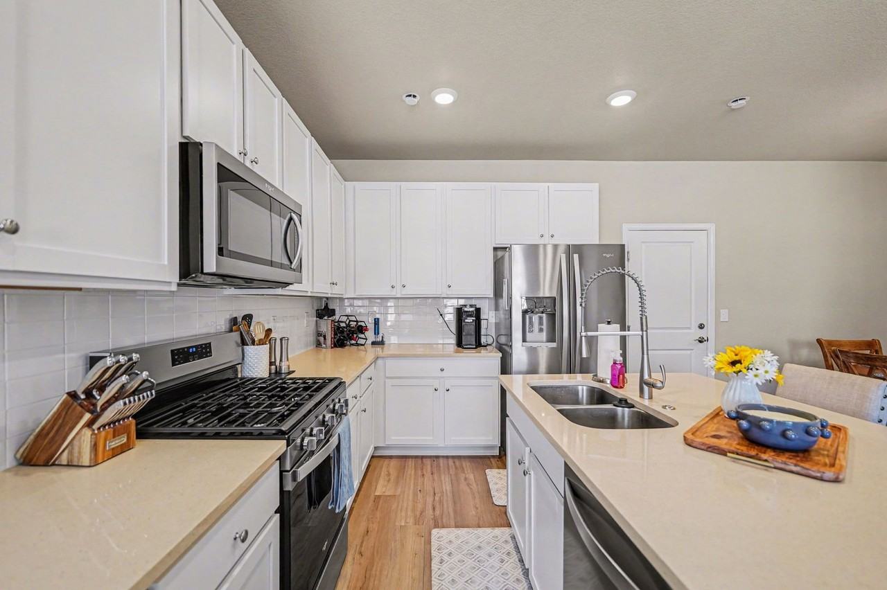 18240 Caffey Dr - Photo 5 of 20