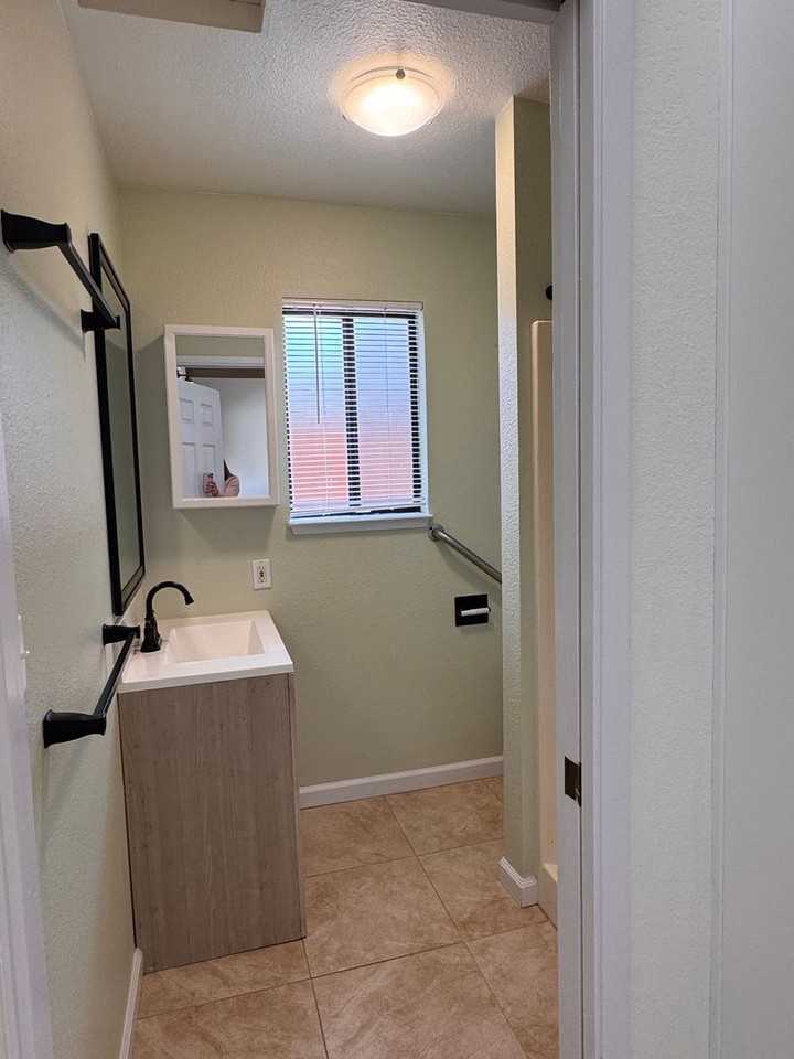 231 Foresthill Ave - Photo 5 of 10