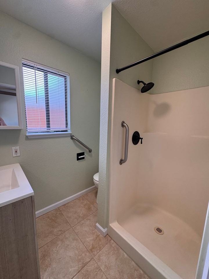 231 Foresthill Ave - Photo 6 of 10