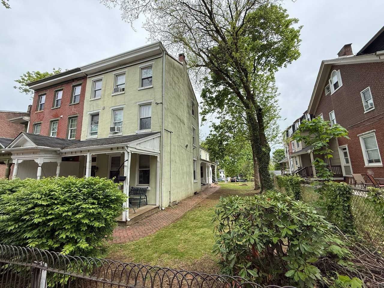 223 S Walnut St - Photo 2 of 13