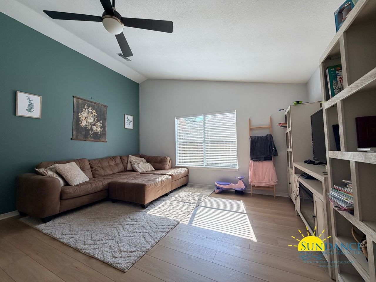 1303 Sterling Point Dr - Photo 3 of 28